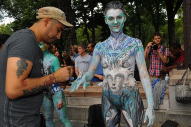 çıplak modeller, sanatçı new york city streets ilk resmi vücut boyama olay sırasında al