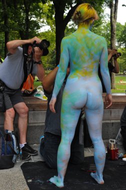 çıplak modeller, sanatçı new york city streets ilk resmi vücut boyama olay sırasında al