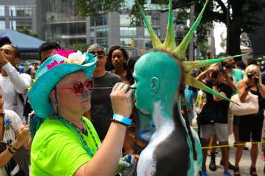 ilk resmi vücut boyama olay sırasında çıplak sanatçılar