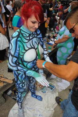 çıplak modeller, sanatçı new york city streets ilk resmi vücut boyama olay sırasında al