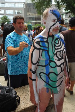 çıplak modeller, sanatçı new york city streets ilk resmi vücut boyama olay sırasında al