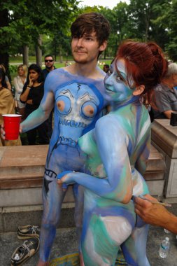 çıplak modeller, sanatçı new york city streets ilk resmi vücut boyama olay sırasında al