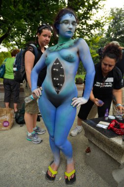 çıplak modeller, sanatçı new york city streets ilk resmi vücut boyama olay sırasında al