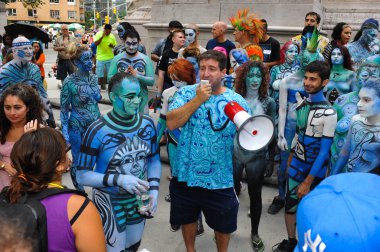 çıplak modeller, sanatçı new york city streets ilk resmi vücut boyama olay sırasında al