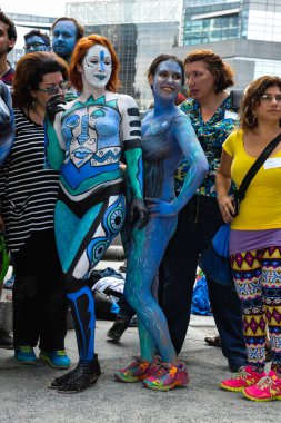 çıplak modeller, sanatçı new york city streets ilk resmi vücut boyama olay sırasında al