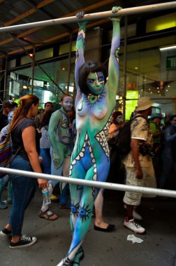 çıplak modeller, sanatçı new york city streets ilk resmi vücut boyama olay sırasında al