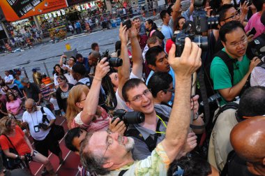 fotoğrafçılar, sanatçılar ve kalabalık vücut boyama etkinliğinde