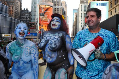 çıplak modeller, sanatçı new york city streets ilk resmi vücut boyama olay sırasında al