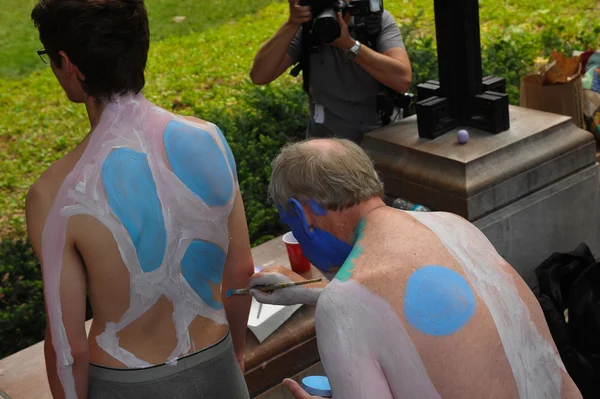 Modelos desnudos, artistas toman las calles de Nueva York durante el primer evento oficial de Pintura Corporal — Foto de Stock