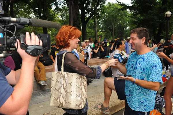 Artist Andy Golub giving away TV interview — Stock Photo, Image