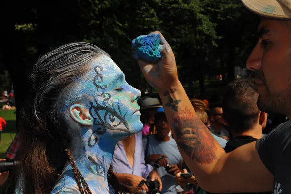 Artistas desnudos durante el primer evento oficial de Pintura Corporal — Foto de Stock