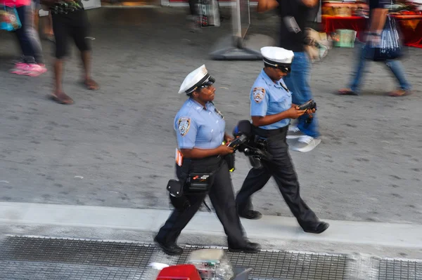 Сотрудники полиции на улицах Нью-Йорка — стоковое фото