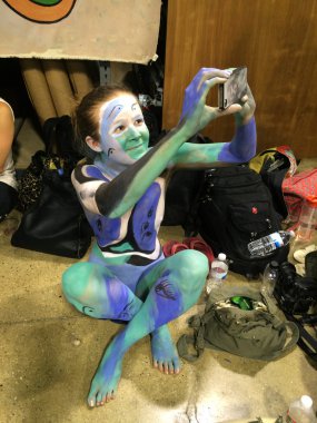 ilk resmi vücut boyama olay sırasında çıplak sanatçılar