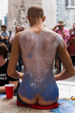 ilk resmi vücut boyama olay sırasında çıplak sanatçılar