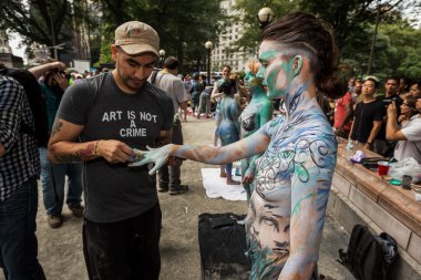 ilk resmi vücut boyama olay sırasında çıplak sanatçılar