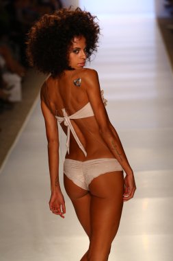 Model liliana montoya yüzmek koleksiyonu pist yürüyor