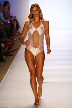 Model liliana montoya yüzmek koleksiyonu pist yürüyor