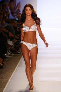 Model liliana montoya yüzmek koleksiyonu pist yürüyor