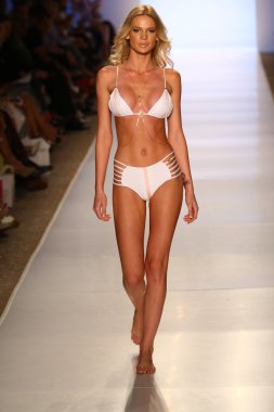 Model liliana montoya yüzmek koleksiyonu pist yürüyor