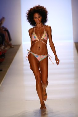 Model liliana montoya yüzmek koleksiyonu pist yürüyor