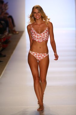 Model liliana montoya yüzmek koleksiyonu pist yürüyor