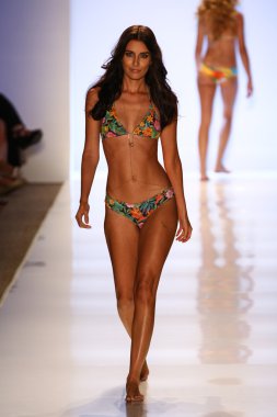 Model liliana montoya yüzmek koleksiyonu pist yürüyor