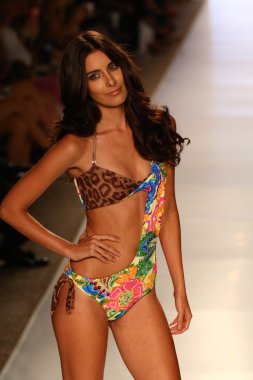 Model liliana montoya yüzmek koleksiyonu pist yürüyor