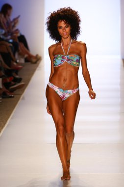 Model liliana montoya yüzmek koleksiyonu pist yürüyor