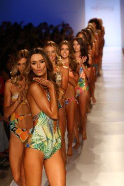 Liliana Montoya yüzmek koleksiyonu modelleri yürüyüş pist final