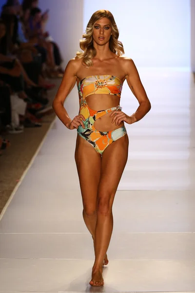 Model walks runway at Liliana Montoya Swim collection — Stock Photo, Image