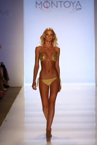 Model walks runway at Liliana Montoya Swim collection — Stock Photo, Image