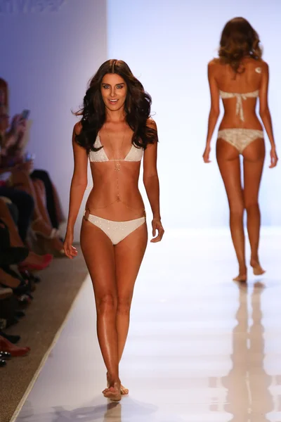 Model walks runway at Liliana Montoya Swim collection — Stock Photo, Image