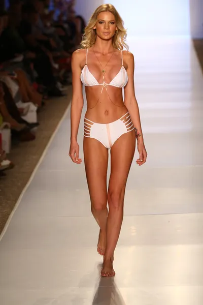 Model walks runway at Liliana Montoya Swim collection — Stock Photo, Image