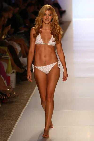 Model walks runway at Liliana Montoya Swim collection — Stock Photo, Image