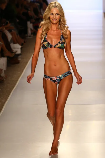 Model walks runway at Liliana Montoya Swim collection — Stock Photo, Image