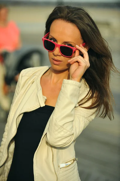 Mujer con chaqueta y gafas de sol — Foto de Stock