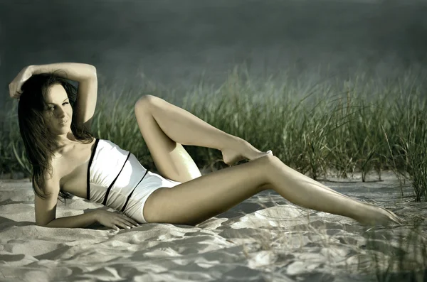 Signora con corpo perfetto in spiaggia — Foto Stock