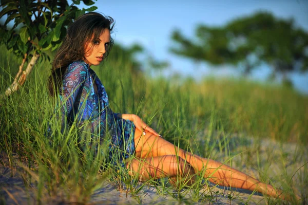 Meisje genieten van hete zomerzon — Stockfoto