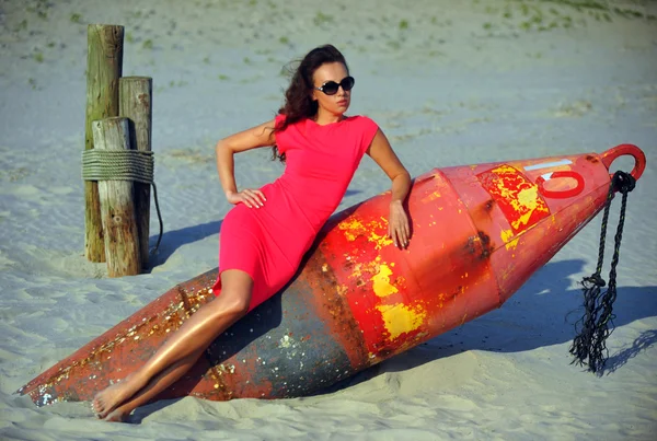 Model poseren op het strand — Stockfoto