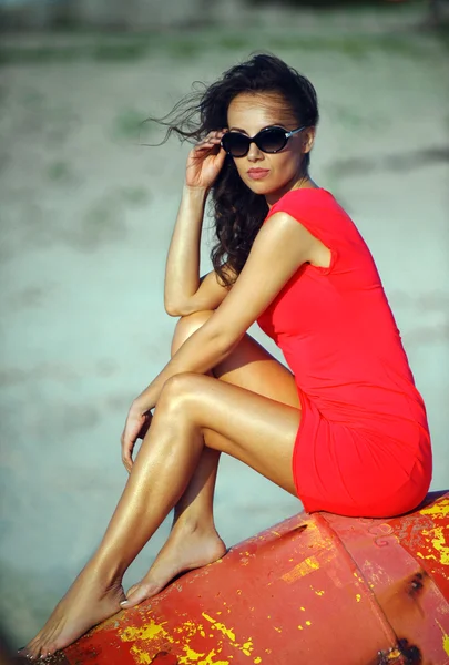 Model poseren op het strand — Stockfoto