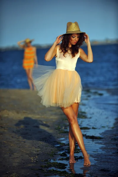 Vrouw genieten van strand — Stockfoto