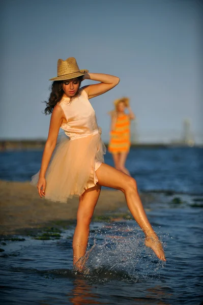 Woman enjoying beach — Stock Photo, Image