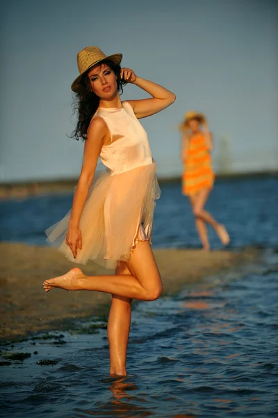 Mujer disfrutando de la playa — Foto de Stock