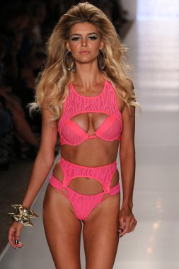 kelly Rohrbach beach bunny yüzmek koleksiyonu pist yürüyor
