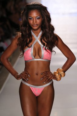 caz wilkins beach bunny yüzmek koleksiyonu pist yürüyor