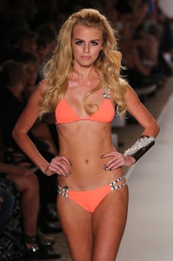 Effy Harvard Beach Bunny yüzmek koleksiyonu pist yürür