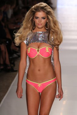 Plaj Tavşanı yüzmek koleksiyon pist model yürür