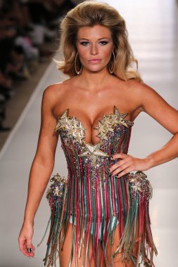 Samantha Hoopes Beach Bunny yüzmek koleksiyonu