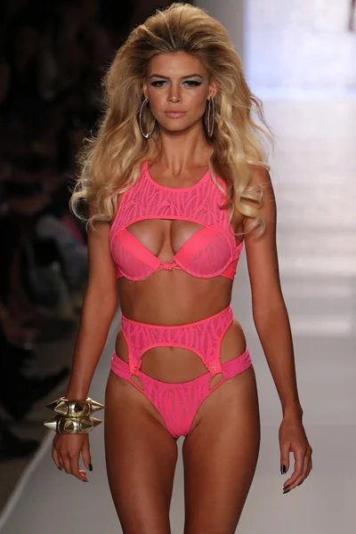 Kelly Rohrbach marche sur piste à Beach Bunny Swim collection — Photo