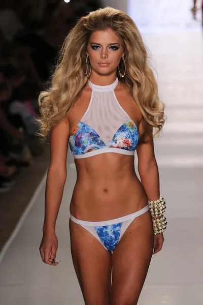 Danielle Knudson walks runway at Beach Bunny Swim collection — Stock Photo, Image